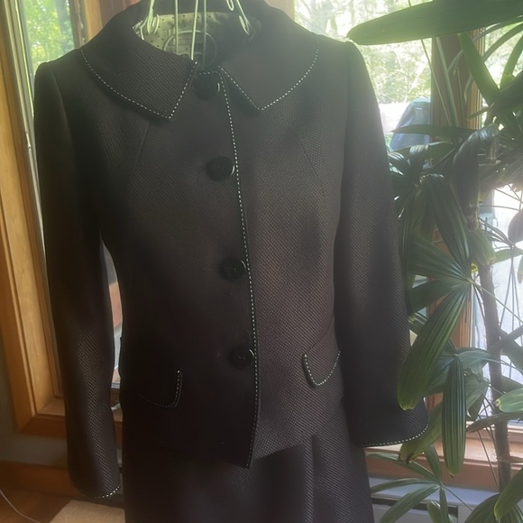 Lightweight black skirt suit with white contrast stitching - Picture 7 of 7